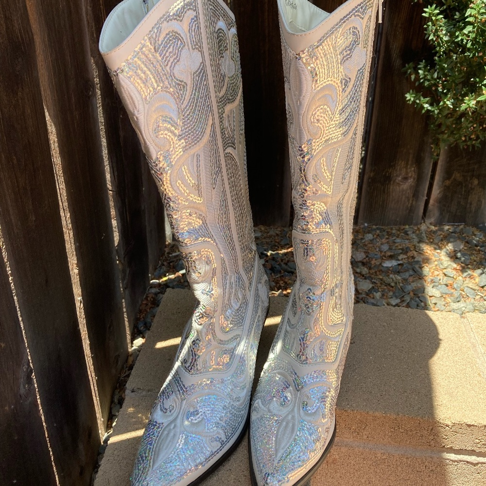 NWT WHITE & SILVER COWGIRL BOOTS